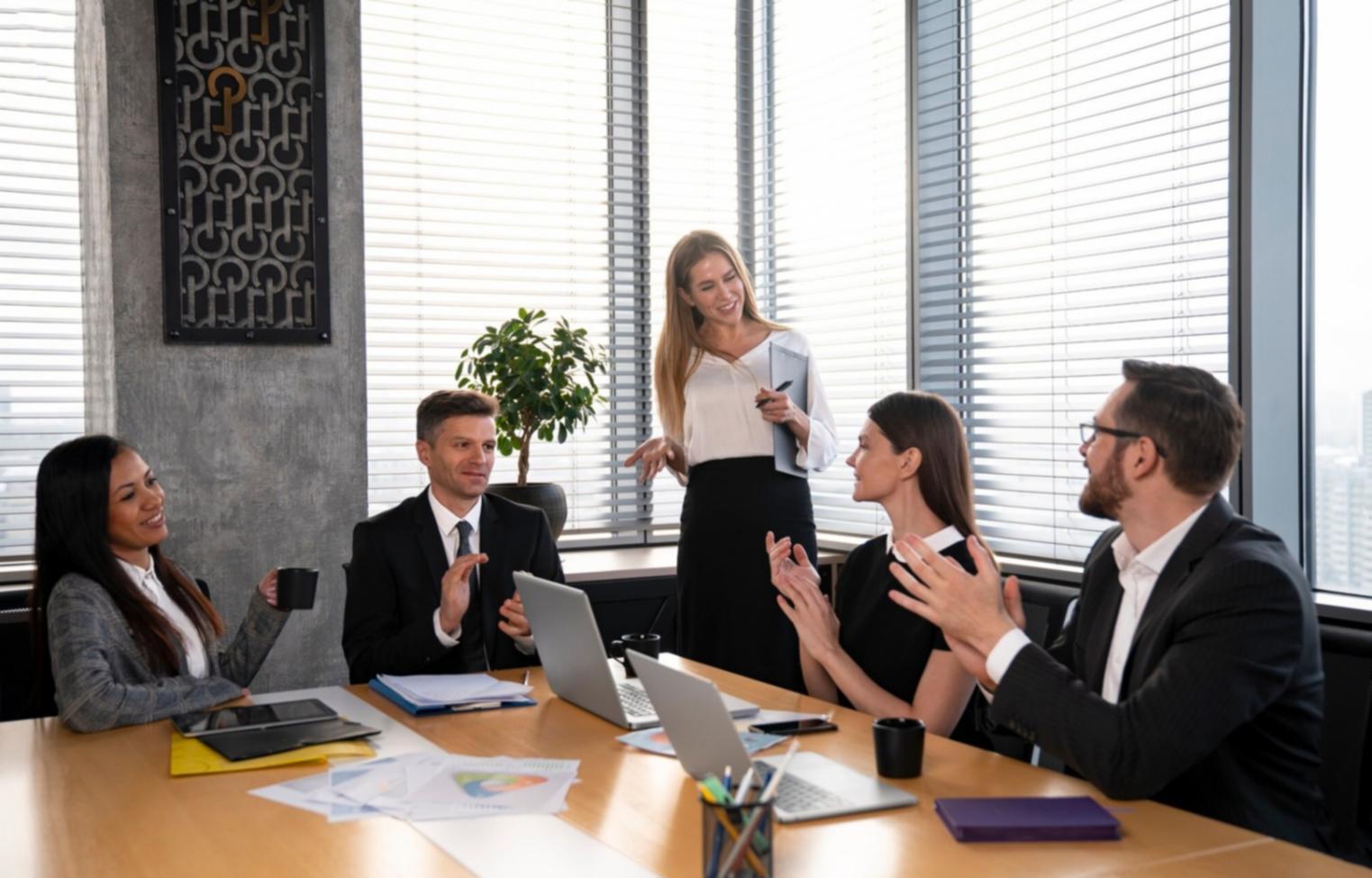 Mitarbeiter bei der Analyse von Finanzberichten am modernen Arbeitsplatz