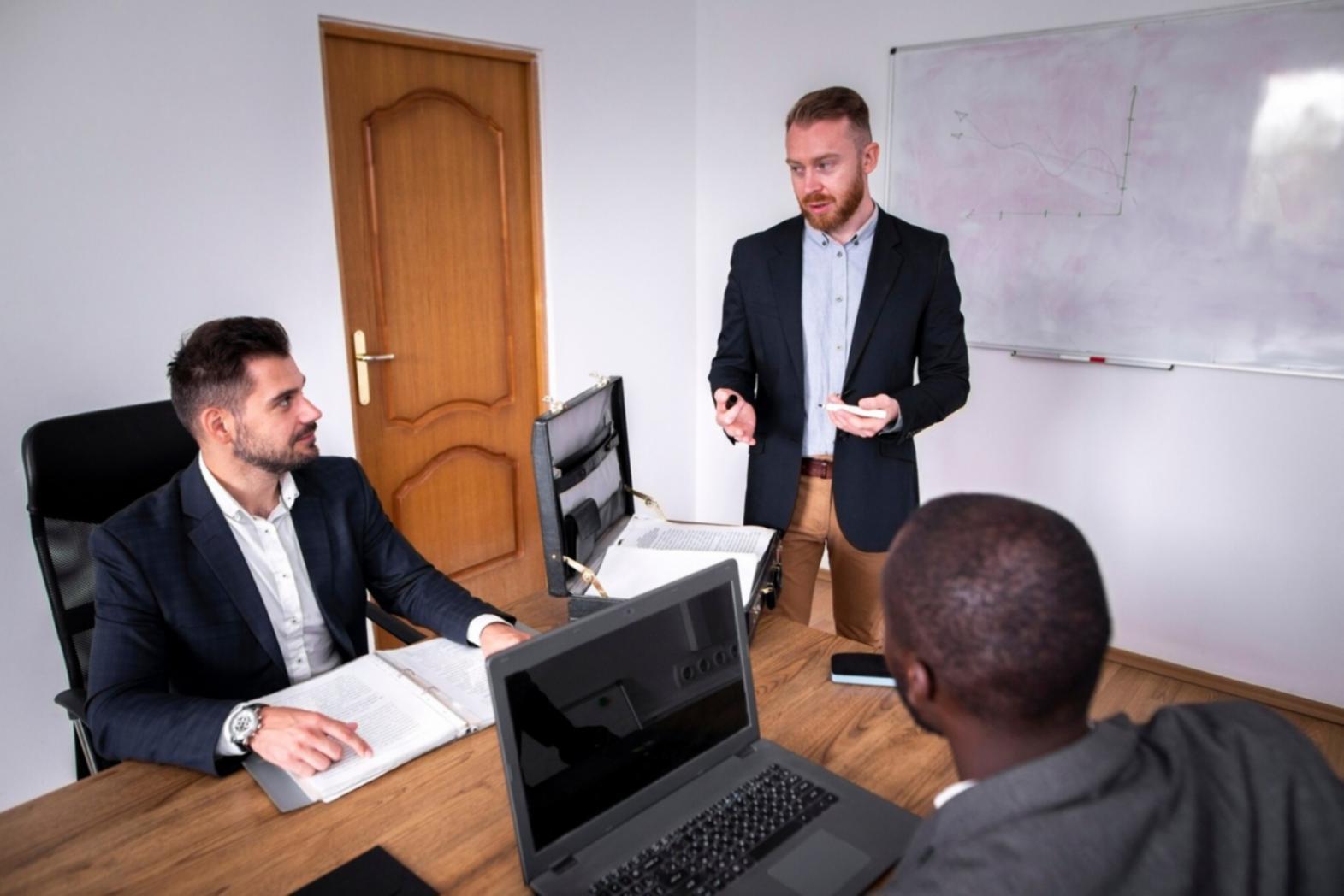 Team bei der Beratung mit Klienten